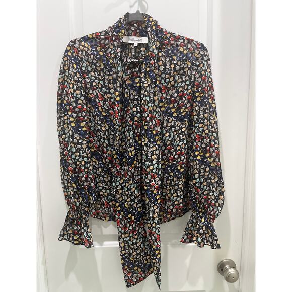 Diane Von Furstenberg Tina Tie- Neck Printed Fil Coupé Silk Chiffon Blouse Sz 00 - Picture 2 of 9